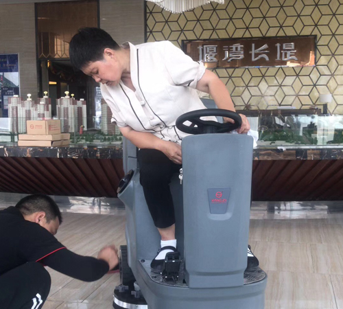 驾驶式洗地机